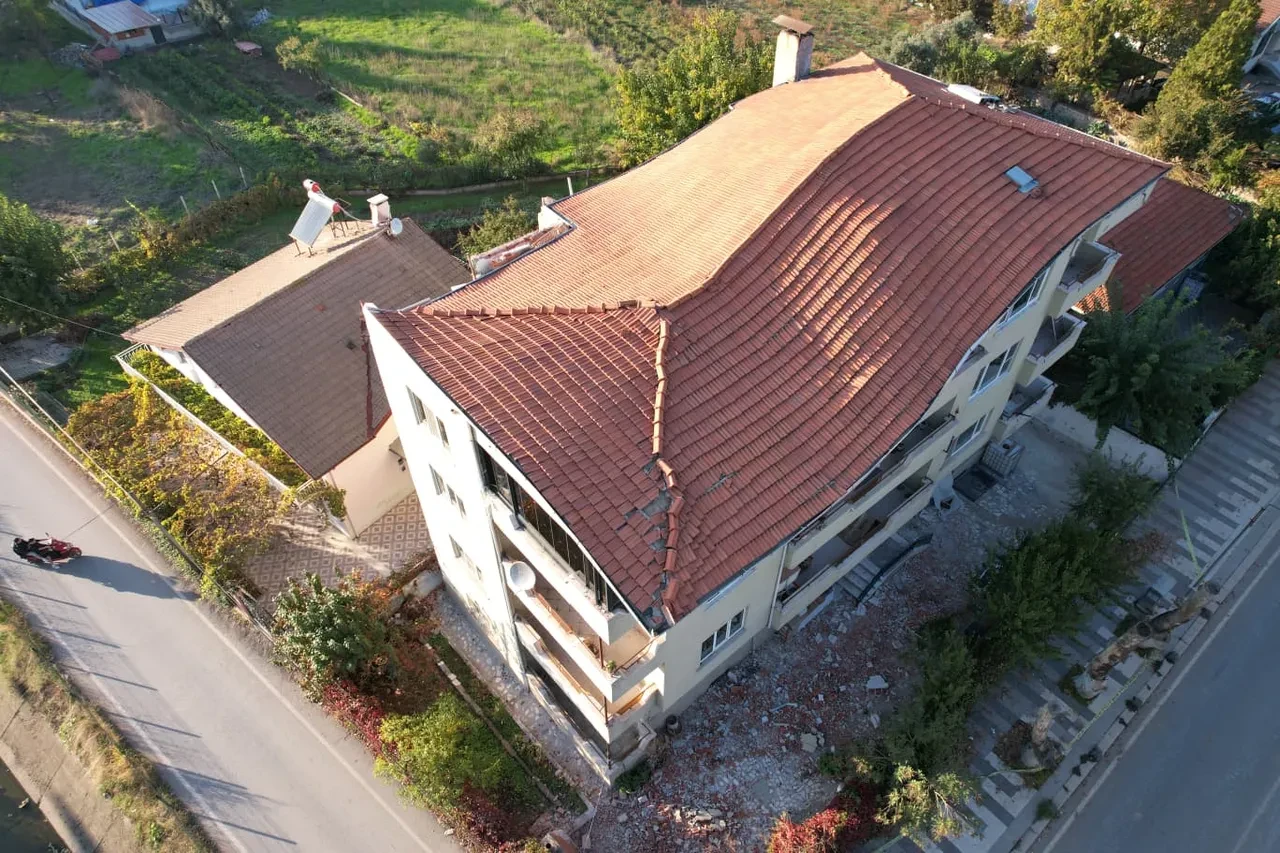 Balıkesir'de depremin şehir merkezinde hissedildiği an kameraya yansıdı