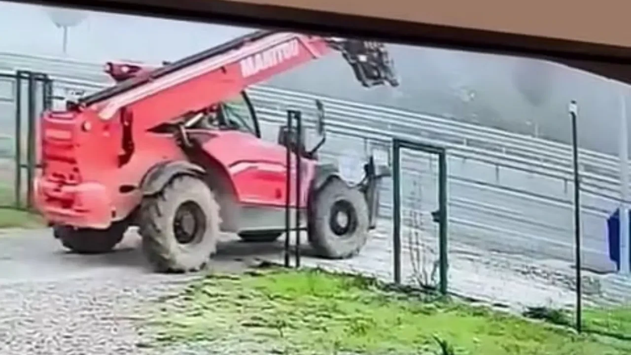 Beş milyonluk iş makinesini saniyeler içinde çaldı! Kendini yağmurlukla sakladı