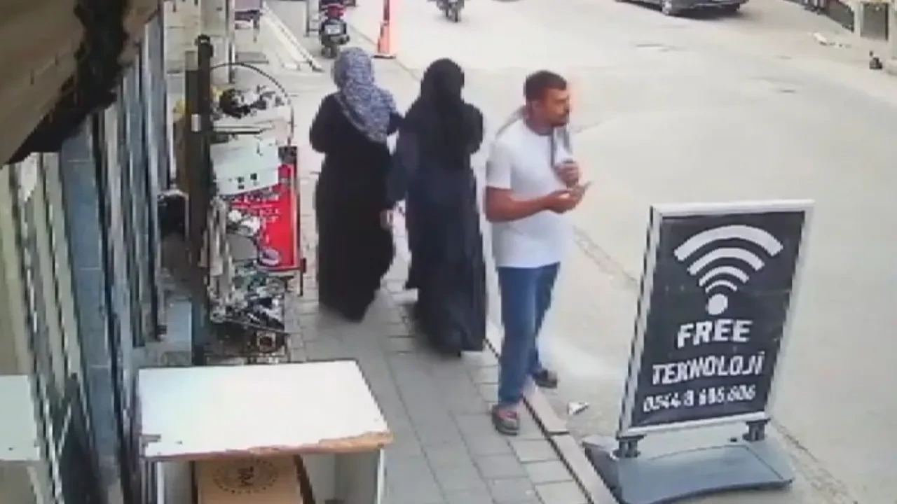 Bir anlık telefondan başını kaldırdı, arabanın altına girmekten kurtuldu