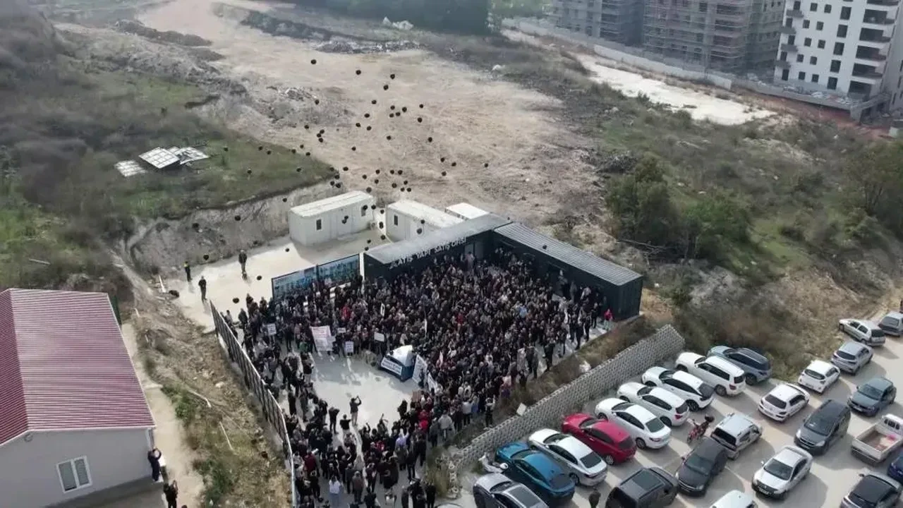 Bursa'da konutzedeler feryat etti: 3 bin 500 aile siyah balonlarla eylem yaptı