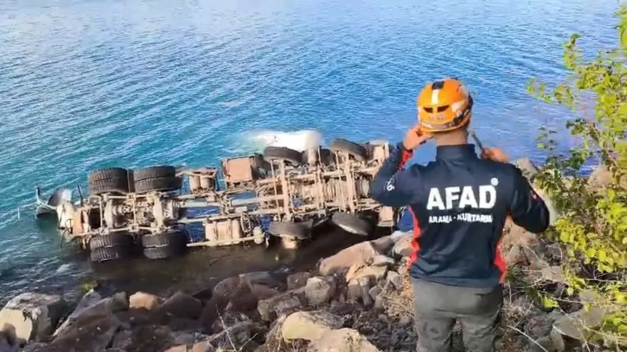 Elazığ'da feci olay! Beton mikseri  göle uçtu