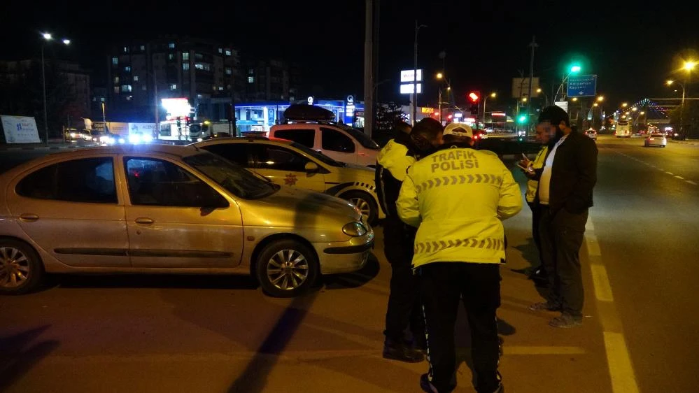 Malatya'da peş peşe kazalar: Otomobil yayaya çarptı, traktörle otomobil çarpıştı, toplam 4 yaralı