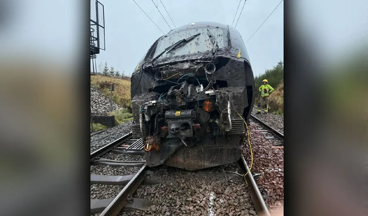 İngiltere'de 130 yolculu tren raydan çıktı