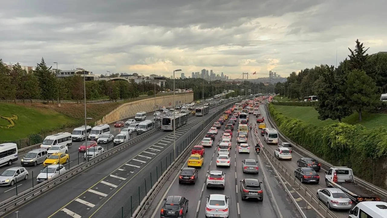 İstanbul'da trafik yoğunluğu yüzde 80'e dayandı: Haftanın ilk gününde yine yollar kilit
