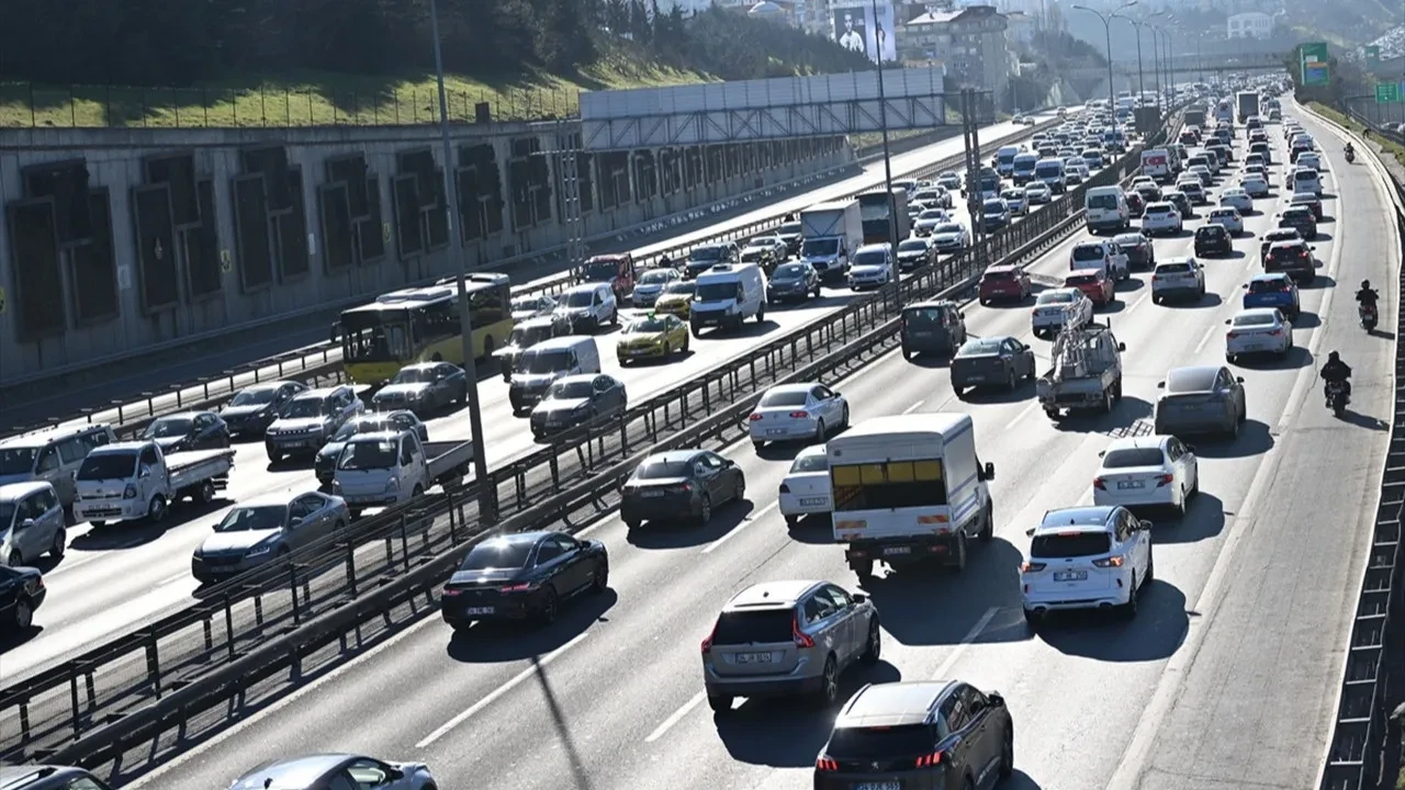 İstanbul'da trafik yoğunluğu yüzde 80'e dayandı: Haftanın ilk gününde yine yollar kilit