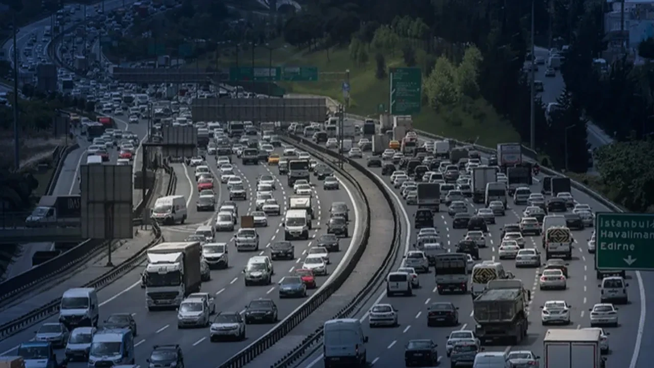 İstanbul'da trafik yoğunluğu yüzde 80'e dayandı: Haftanın ilk gününde yine yollar kilit