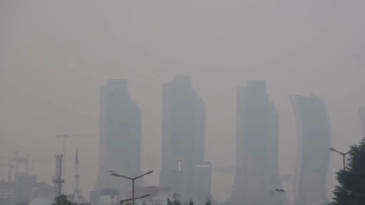 İstanbul'u sis kapladı! Binalar adeta yok oldu