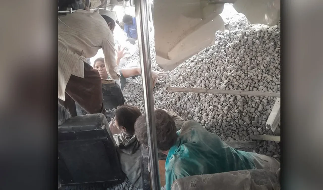 Katliam gibi kaza: Yolcular çakıl taşlarına gömüldü, çok sayıda kişi öldü