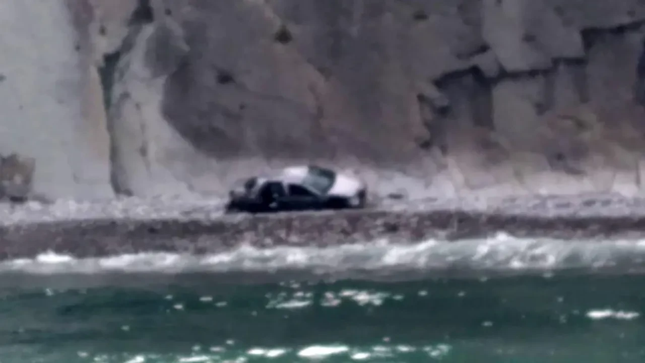 Kayıp imamın cesedi uçurumdan yuvarlanmış aracında bulundu