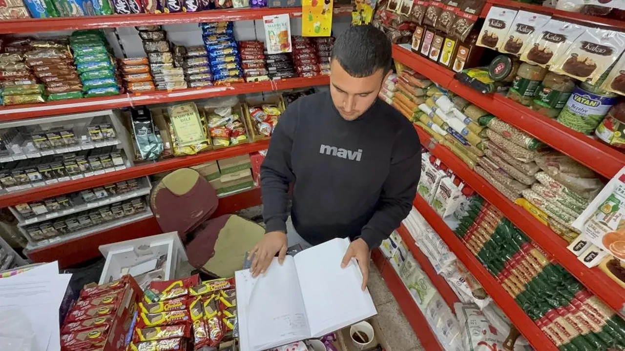 'Kimse bilmesin, Allah bilsin' diyerek kayıplara karıştı! 150 bin liralık veresiye defterini kapattı