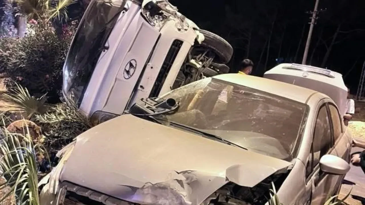 Mersin'de feci kaza! Kamyonetle otomobil çarpıştı: 4 yaralı