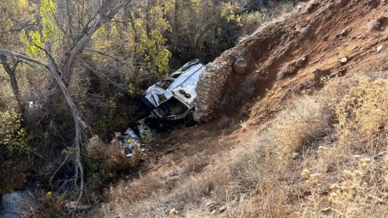 Okul servisi uçuruma uçtu! 13 öğrenciden 1'inin durumu kritik