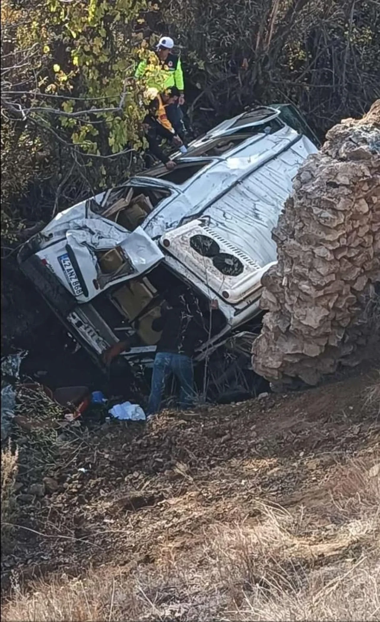 Okul servisi uçuruma uçtu! 13 öğrenciden 1'inin durumu kritik