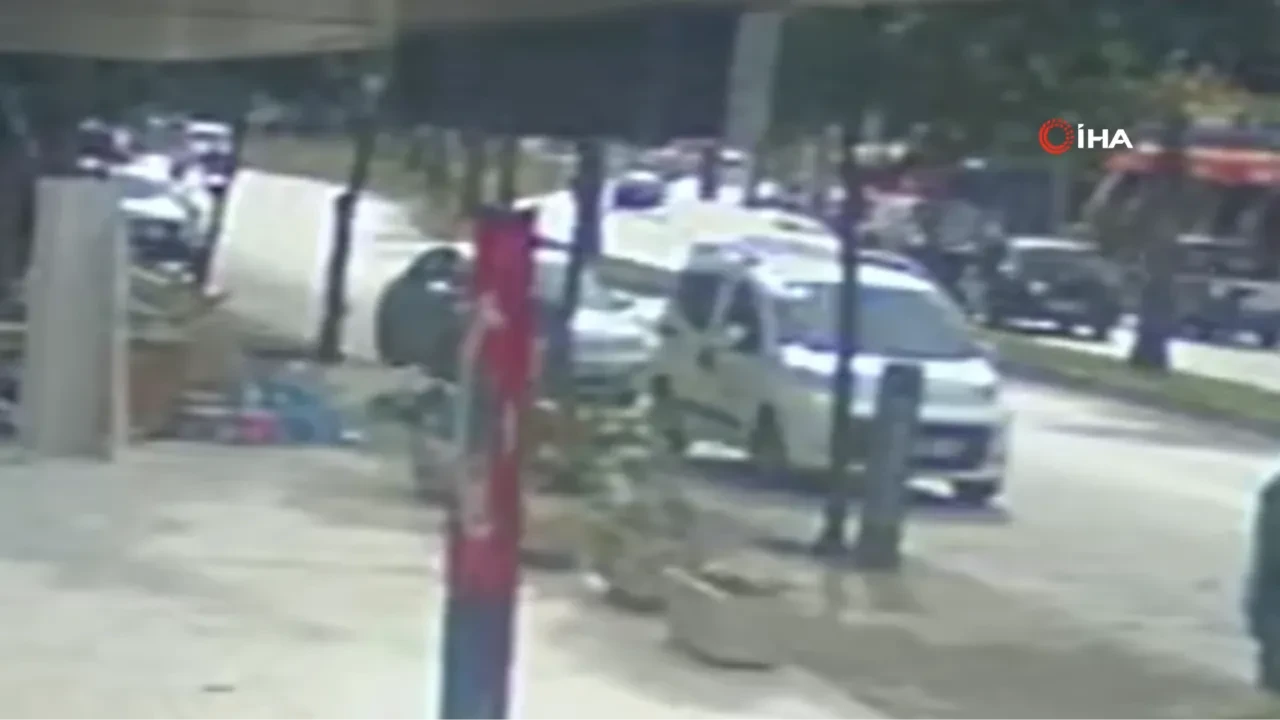 Otomobilin çarptığı ATV sürücüsü ağır yaralandı! O anlar kamerada