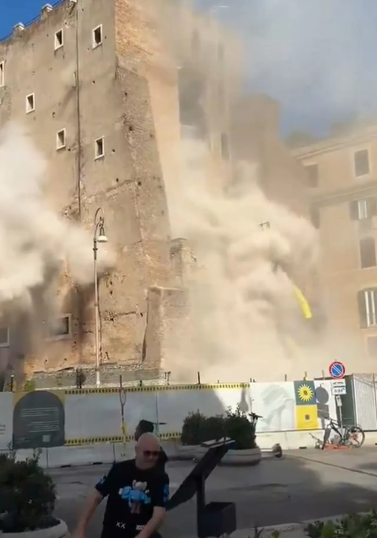 Roma'daki Orta Çağ'ın ikonik kulelerinden biri çöktü: Yaralılar var