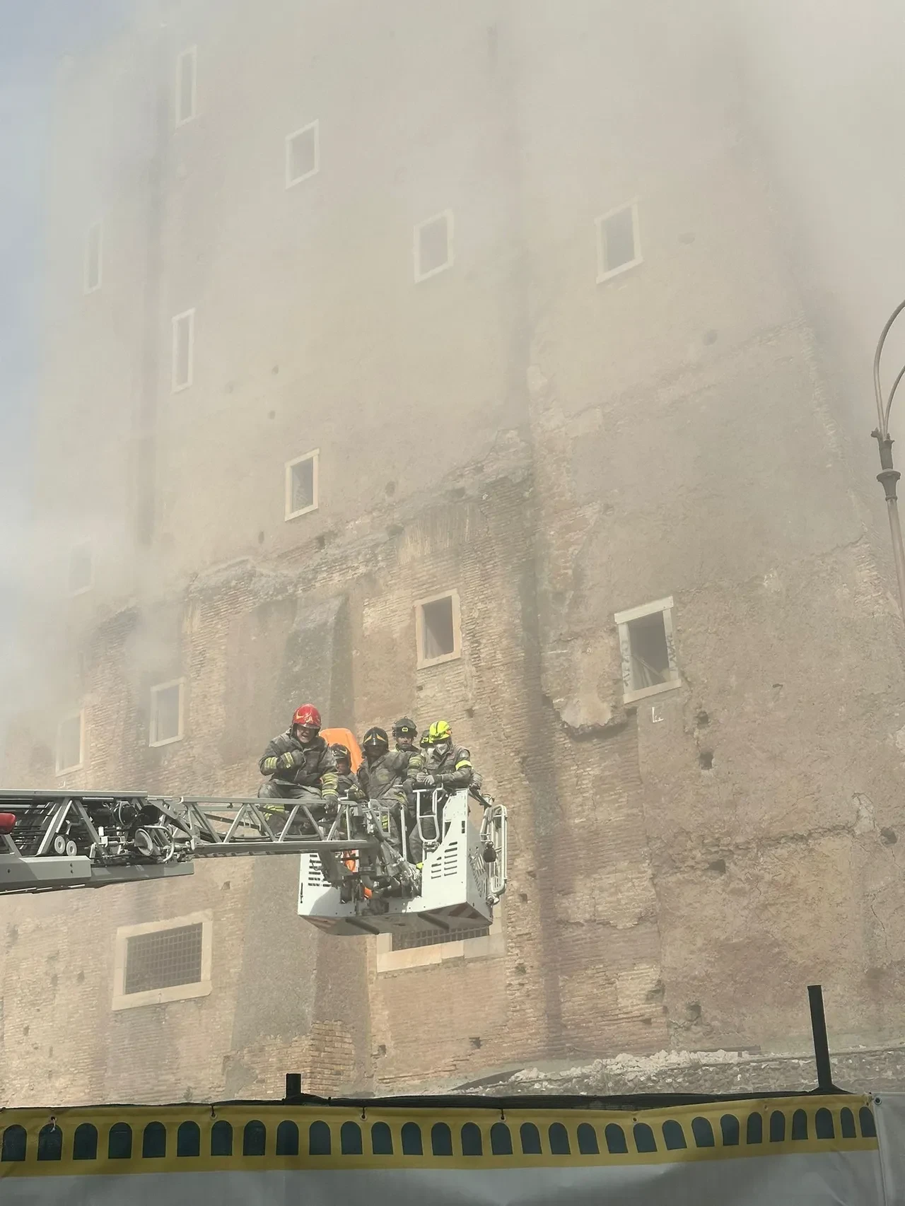 Roma'daki Orta Çağ'ın ikonik kulelerinden biri çöktü: Yaralılar var