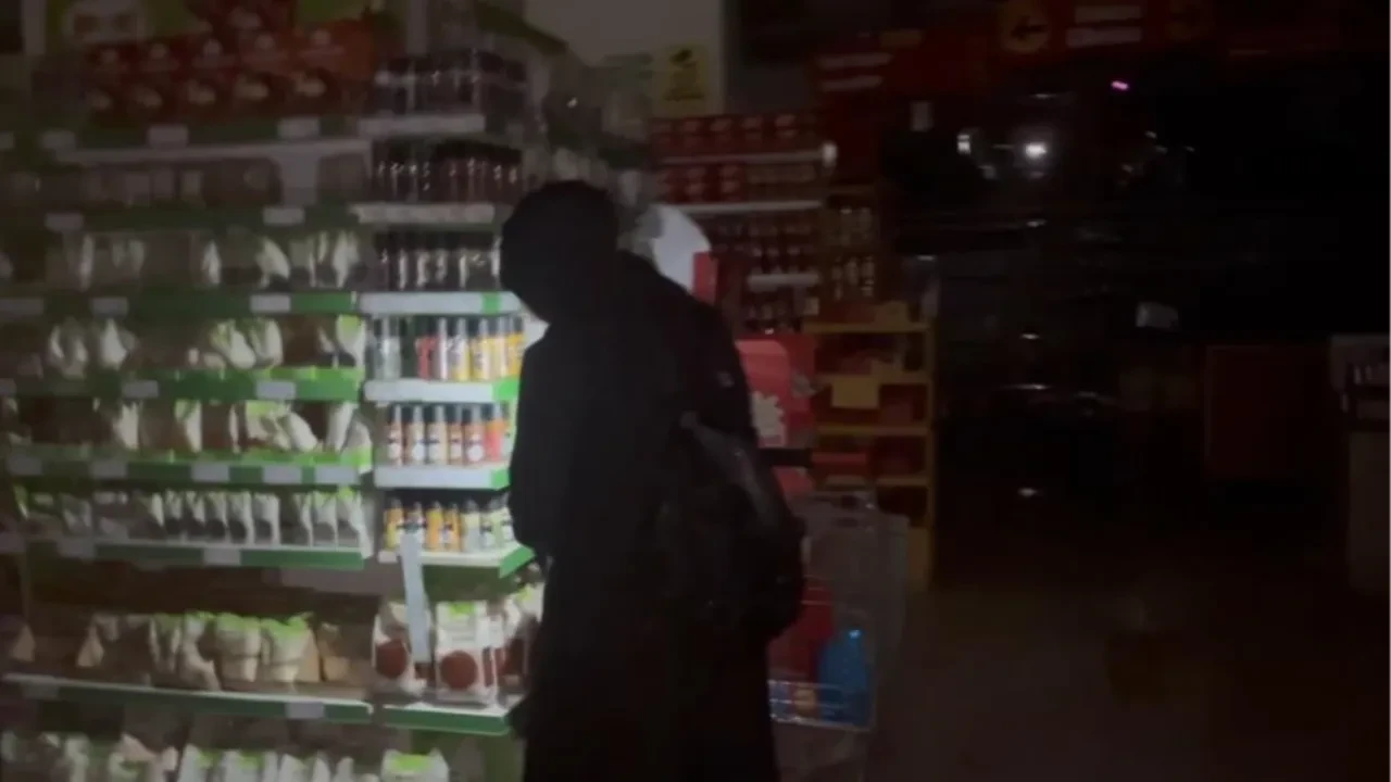 Tüm şehir karanlığa gömüldü! Vatandaşlar flaşla alışveriş yaptı