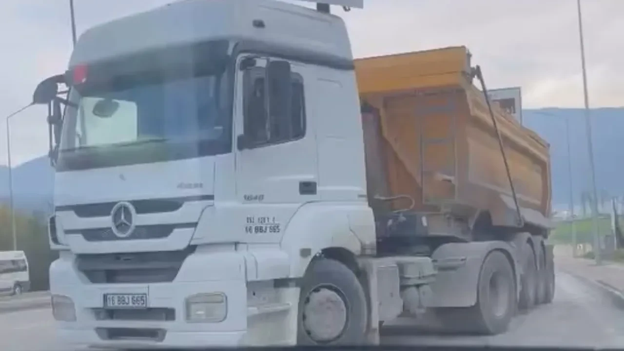 Vurdumduymaz kamyon şoförü pes dedirtti! Ters şeritte giden araç faciaya davetiye çıkardı