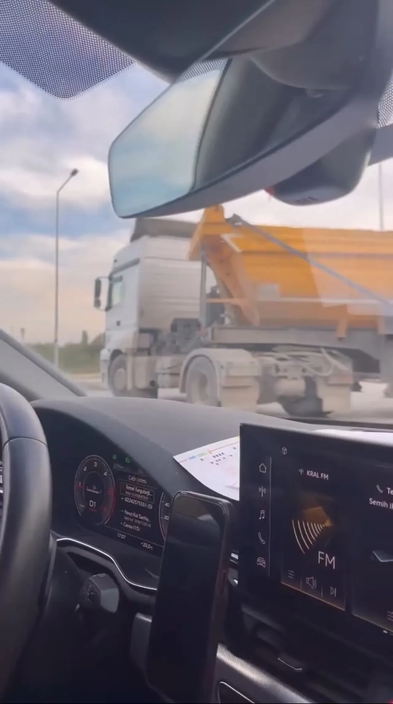 Vurdumduymaz kamyon şoförü pes dedirtti! Ters şeritte giden araç faciaya davetiye çıkardı