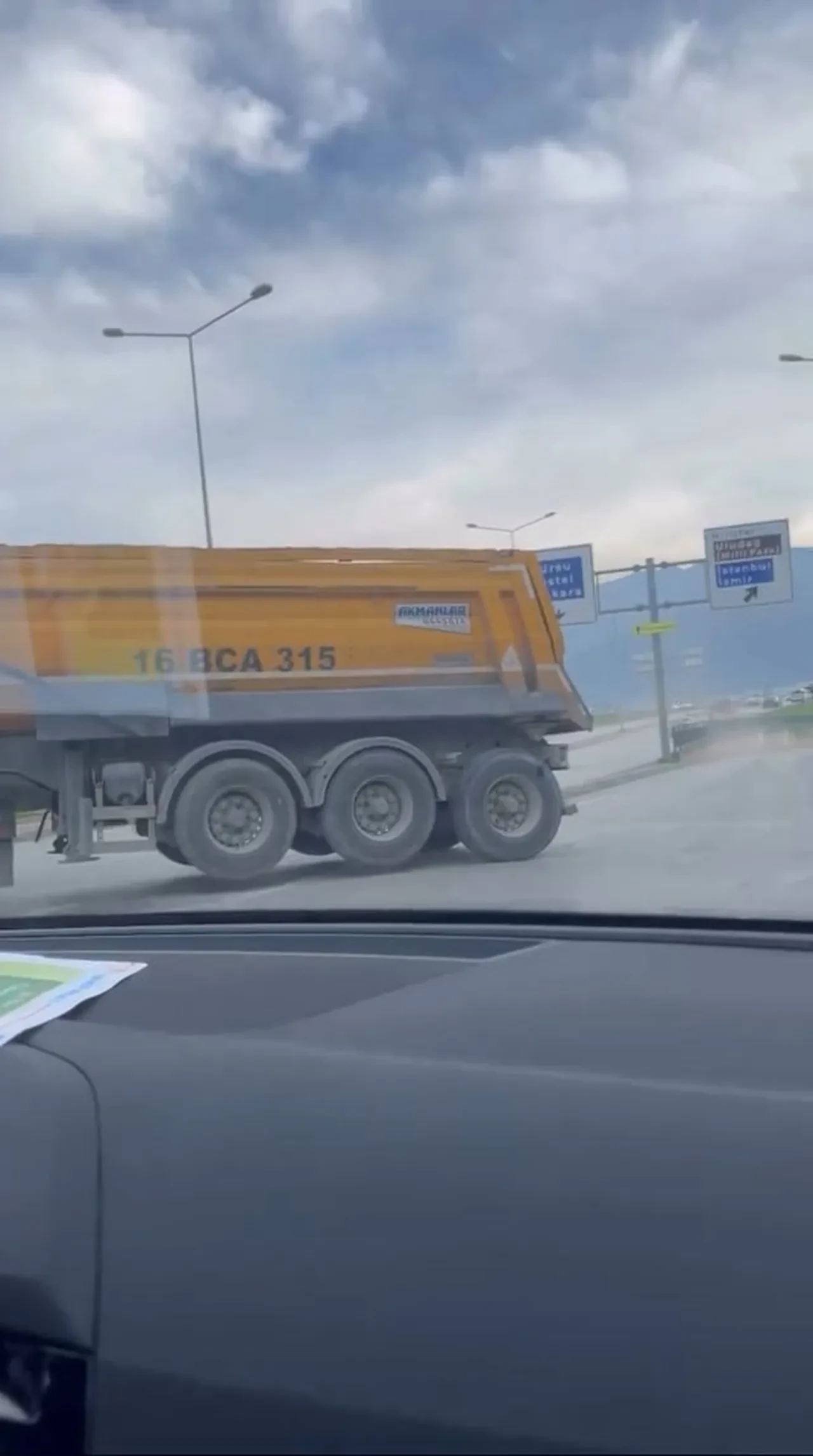 Vurdumduymaz kamyon şoförü pes dedirtti! Ters şeritte giden araç faciaya davetiye çıkardı