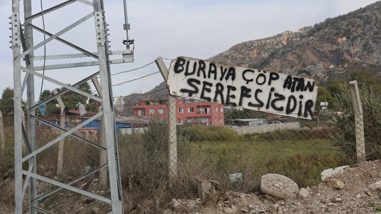Yanı başındaki araziye çöp atanlardan bıktı! "Buraya çöp atan şerefsizdir"