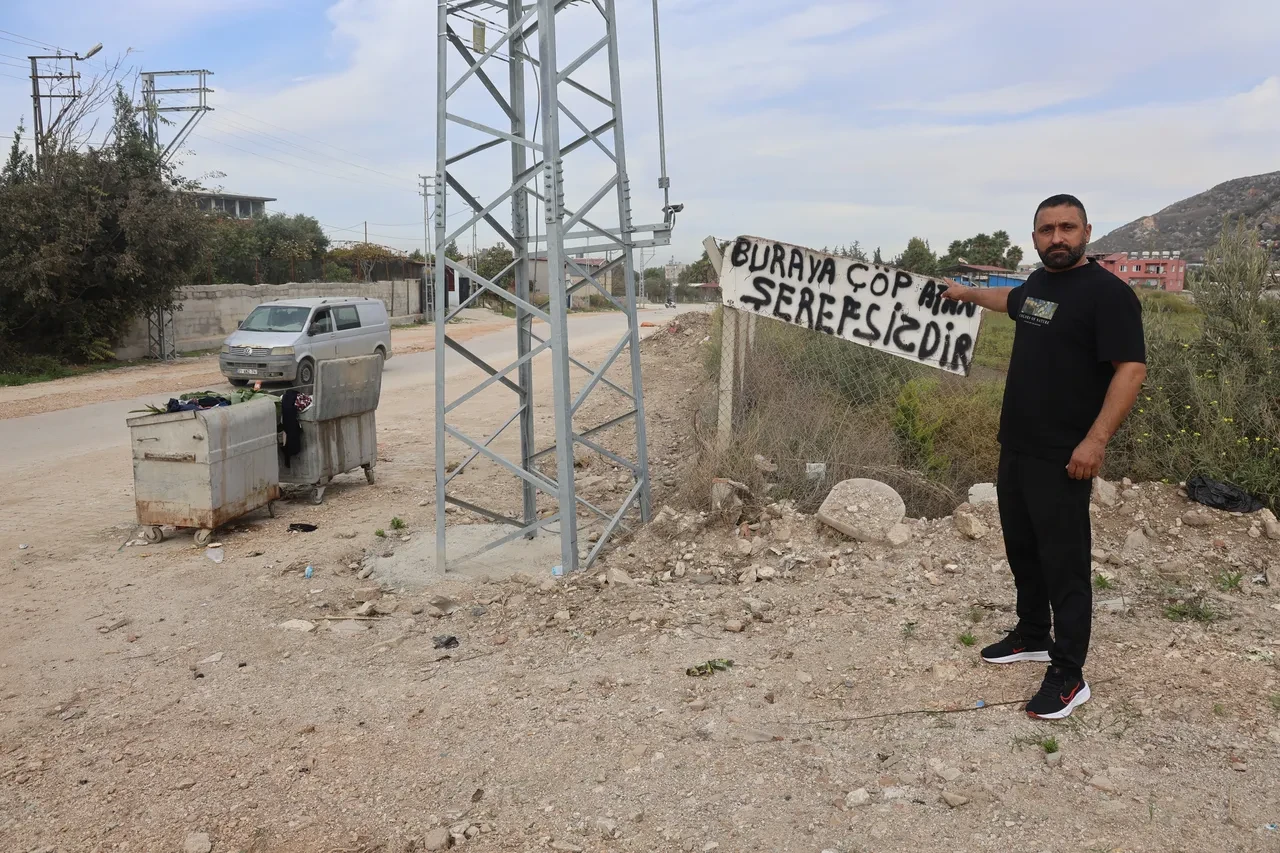 Yanı başındaki araziye çöp atanlardan bıktı! "Buraya çöp atan şerefsizdir"