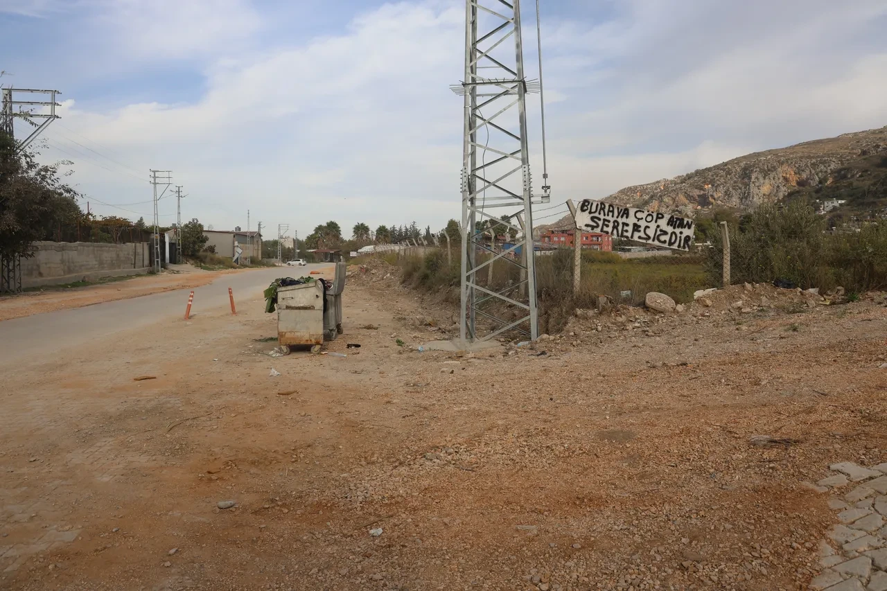Yanı başındaki araziye çöp atanlardan bıktı! "Buraya çöp atan şerefsizdir"