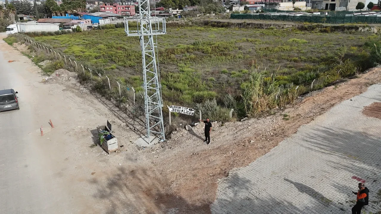 Yanı başındaki araziye çöp atanlardan bıktı! "Buraya çöp atan şerefsizdir"