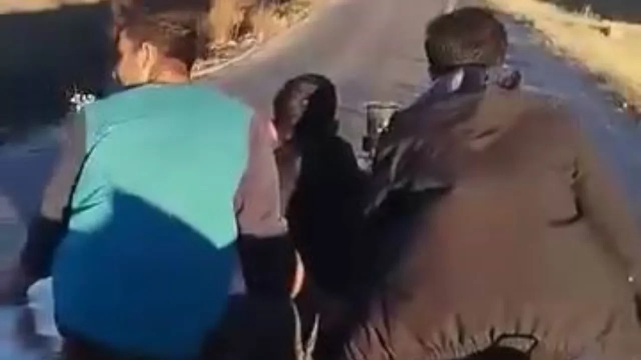 Yolculuklarını çekmek isteyen gençler, kendi kazalarını kaydettiler