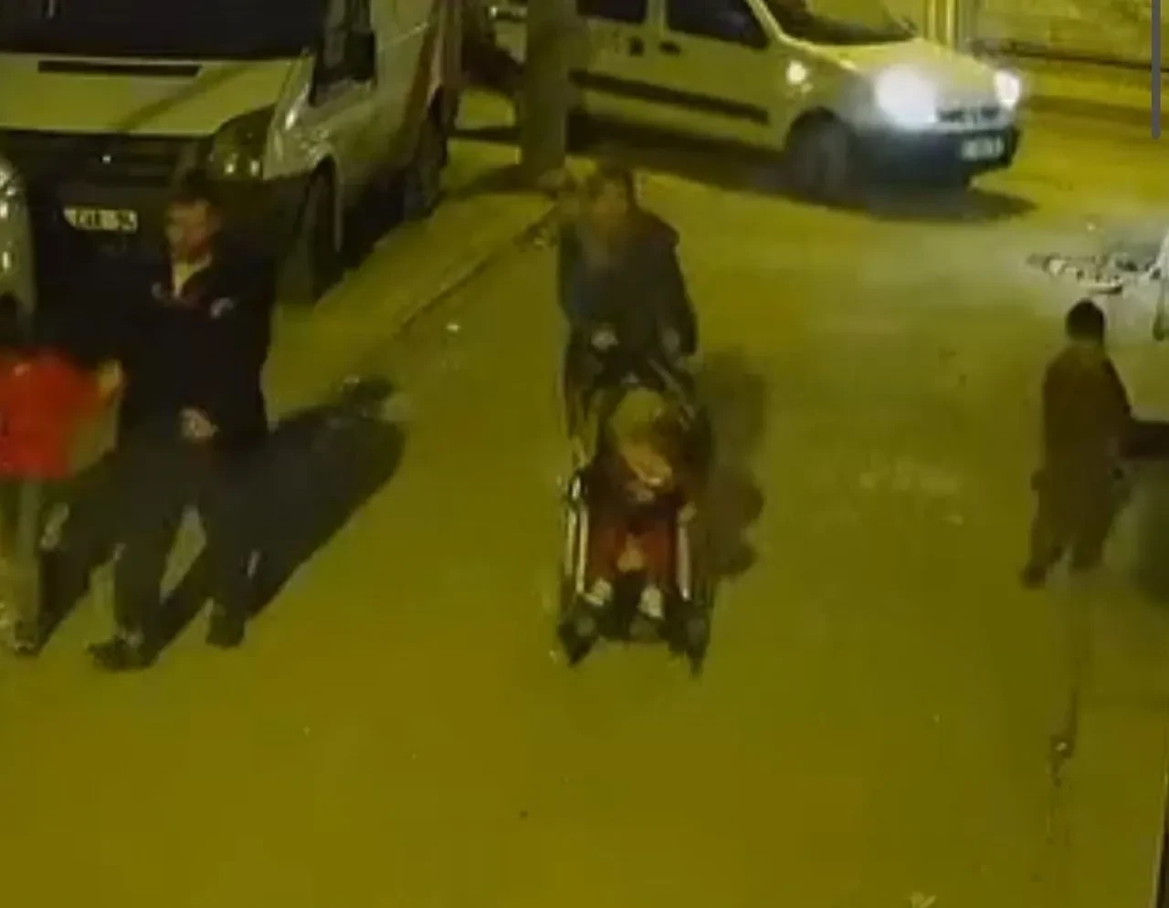 Adana'da dehşet anları! Çocuğu boğazından tutup arabaya vurdu, sonra yere fırlattı