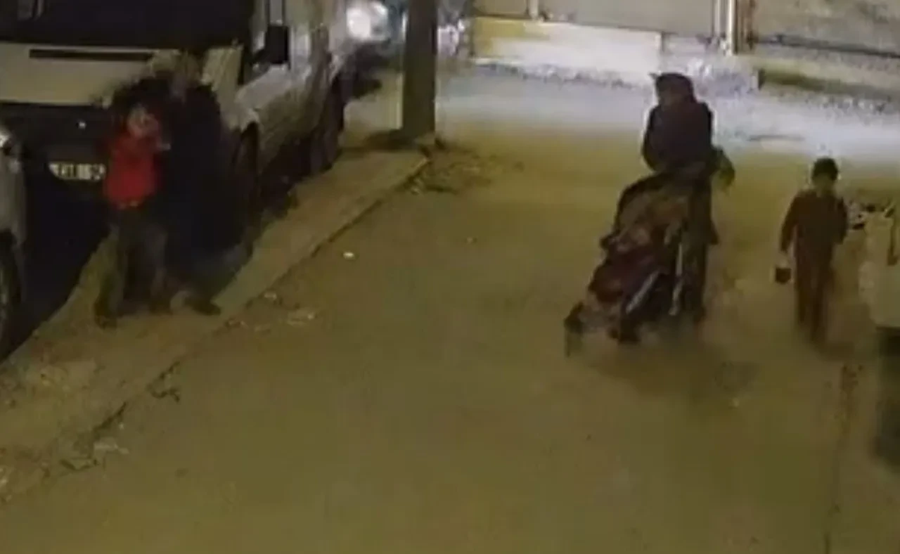 Adana'da dehşet anları! Çocuğu boğazından tutup arabaya vurdu, sonra yere fırlattı