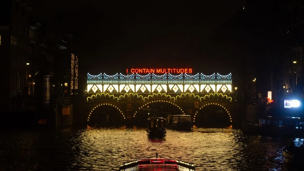 Amsterdam kanalları ışıkla aydınlandı! Avrupa'nın en önemli festivalinde 20 gösteri başladı