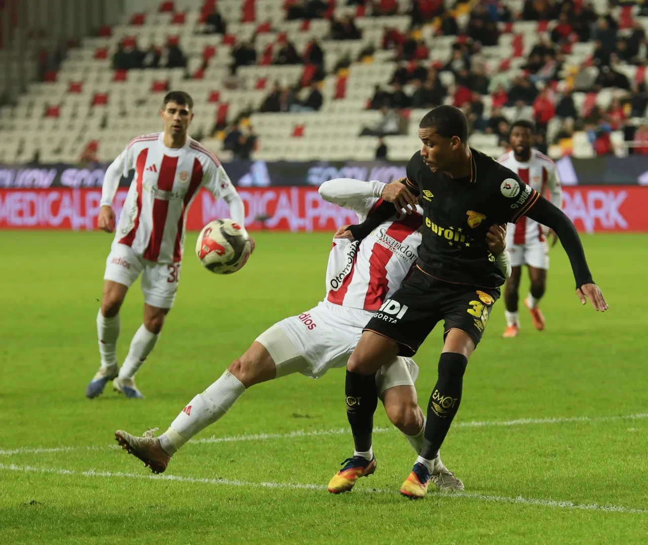 Antalyaspor Göztepe maç skoru! 4 dakikada maçın seyri değişti