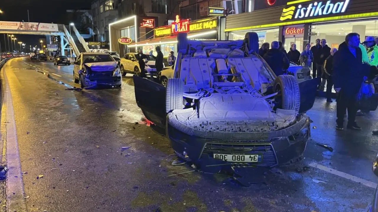 E5'te trafik durdu! Küçükçekmece'de 4 araç birbirine girdi 