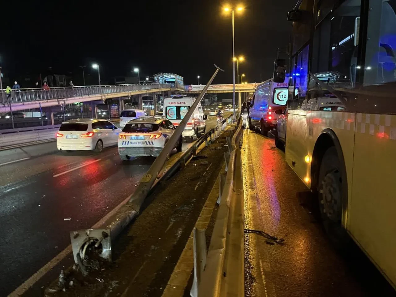 E5'te trafik durdu! Küçükçekmece'de 4 araç birbirine girdi 