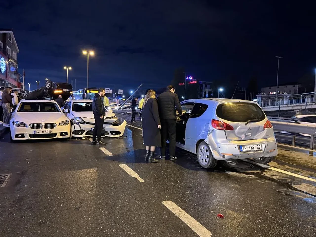 E5'te trafik durdu! Küçükçekmece'de 4 araç birbirine girdi 