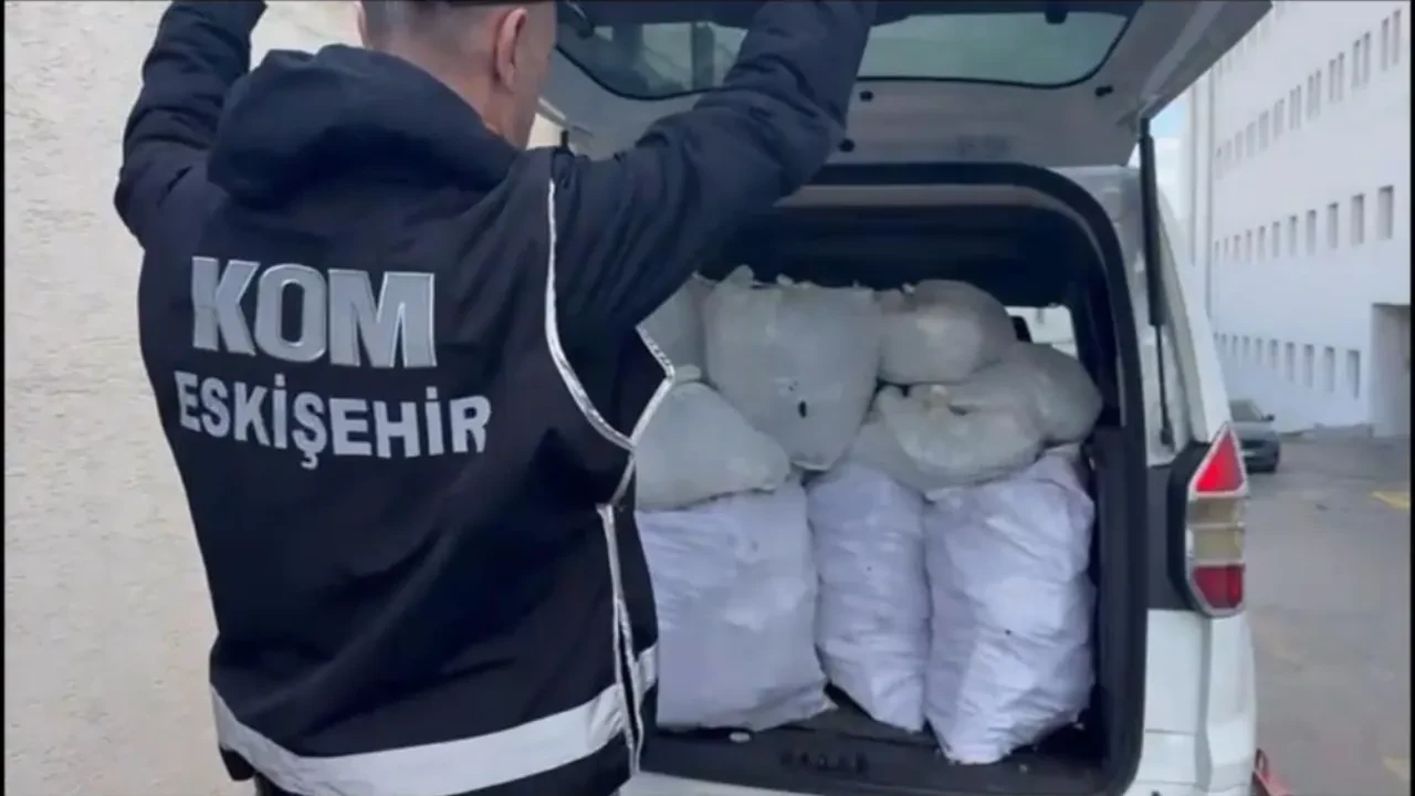 Eskişehir'de şok operasyon! Arızalı gibi çekiciyle götürülen araçta yüzlerce silah binlerce mühimmat ele geçirildi