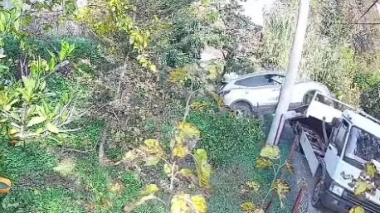 Geri viteste unuttu! Çekiciye yüklenen araç rampadan uçtu