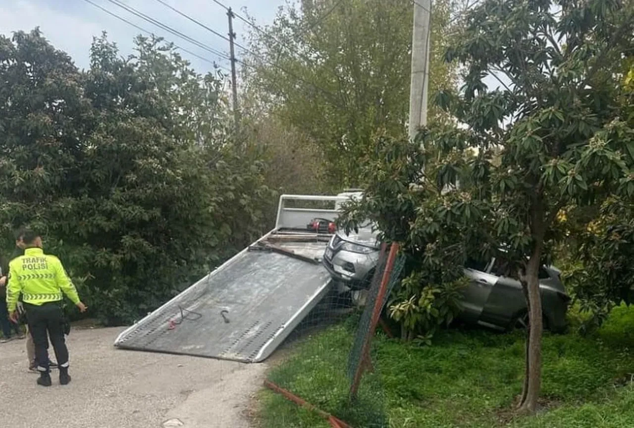 Geri viteste unuttu! Çekiciye yüklenen araç rampadan uçtu