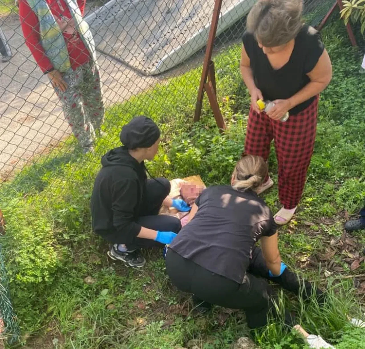 Geri viteste unuttu! Çekiciye yüklenen araç rampadan uçtu