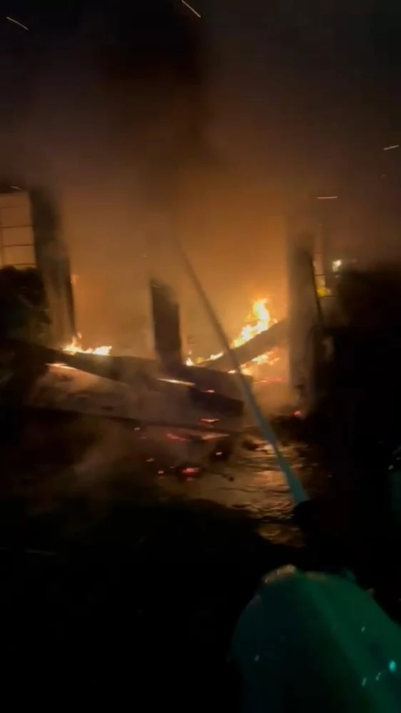 Rize’de 3 katlı binanın kömürlüğünde çıkan yangın büyümeden söndürüldü 