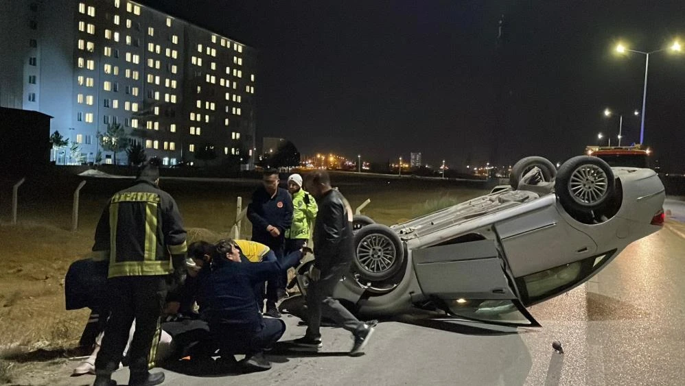 Karaman'da direksiyon hakimiyetini kaybeden otomobil ters döndü