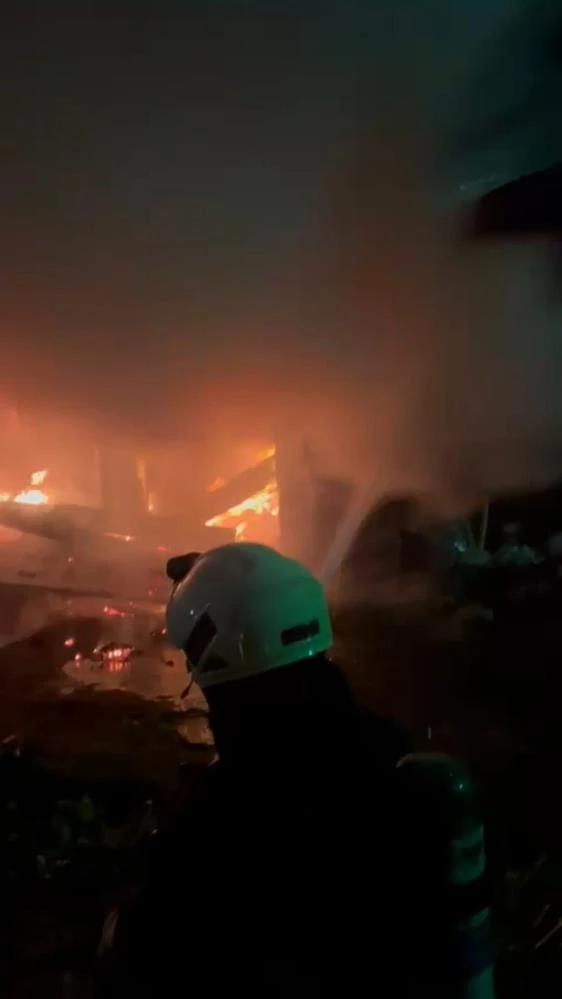 Rize’de 3 katlı binanın kömürlüğünde çıkan yangın büyümeden söndürüldü 