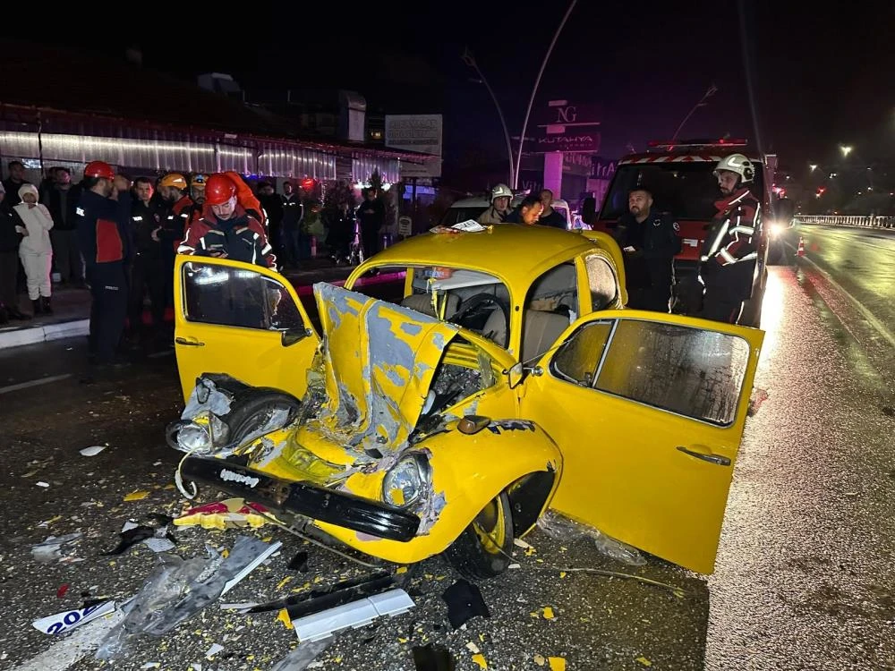 Uşak'ta Kıraç'ın orkestrasını taşıyan otobüs otomobille çarpıştı: 1'i ağır 3 yaralı