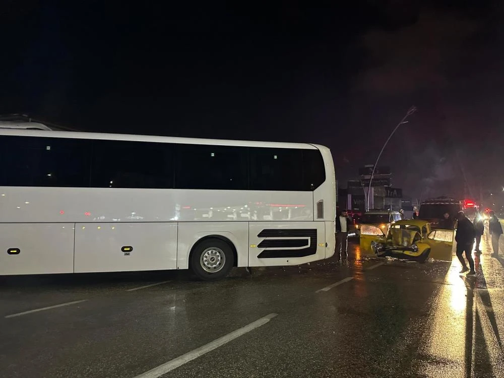 Uşak'ta Kıraç'ın orkestrasını taşıyan otobüs otomobille çarpıştı: 1'i ağır 3 yaralı