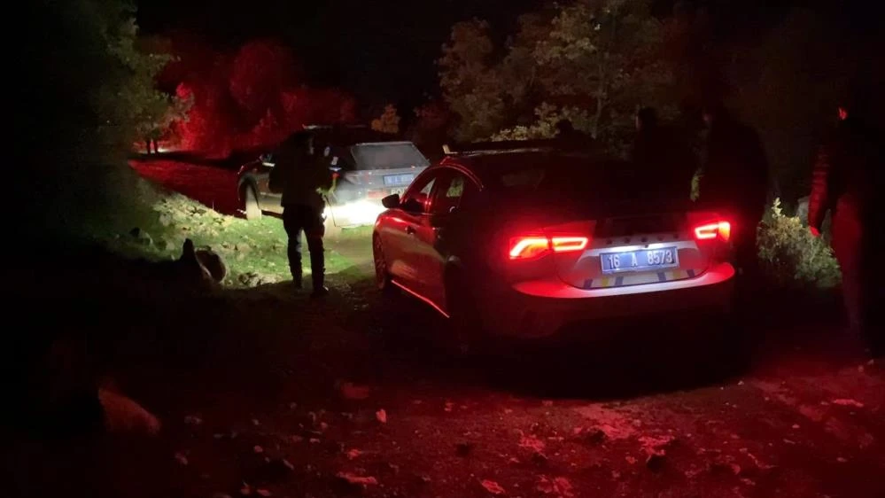 Bursa'da nefes kesen kovalamaca! 30 kilometre kaçan şüpheli aracı çamura saplanınca ormana kaçtı