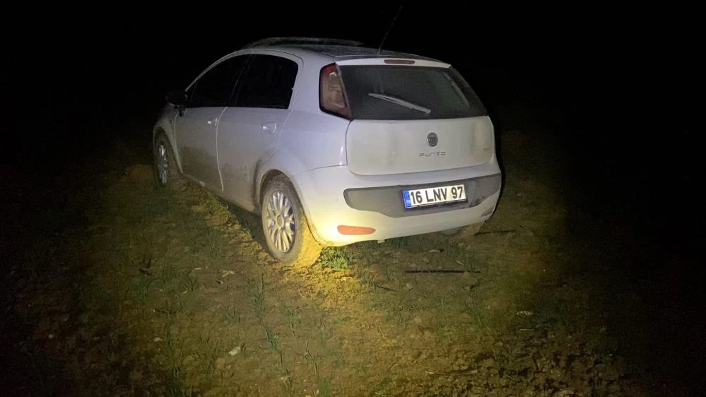 Bursa'da nefes kesen kovalamaca! 30 kilometre kaçan şüpheli aracı çamura saplanınca ormana kaçtı