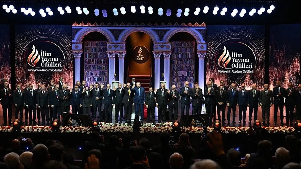 İlim Yayma Ödülleri sahiplerini buldu: Cumhurbaşkanı Erdoğan'dan bilim devlerine 5 milyon TL