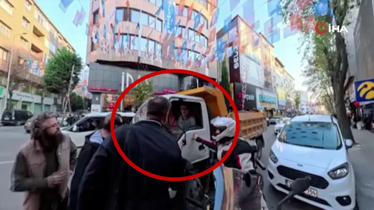 Israrla kornaya basan sürücüyü önce uyardı sonra saldırdı! O anlar kameraya yansıdı 