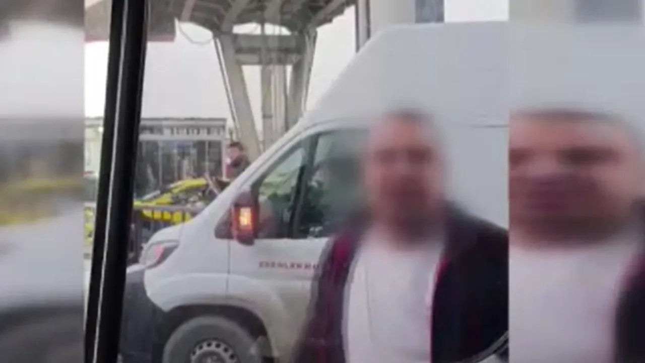 İstanbul'da yol verme krizi! Kendilerinden geçip camları yumrukladılar